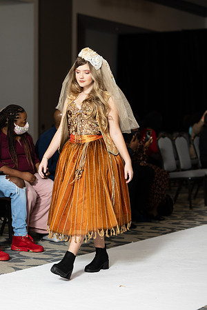 Charlotte Seen Fashion show November 2020-2062