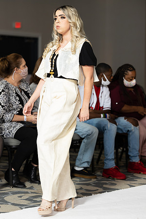 Charlotte Seen Fashion show November 2020-2070